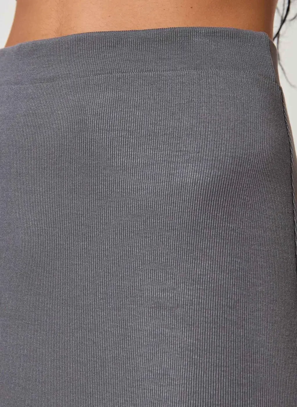 Saia Midi Em Malha Canelada Com Fenda