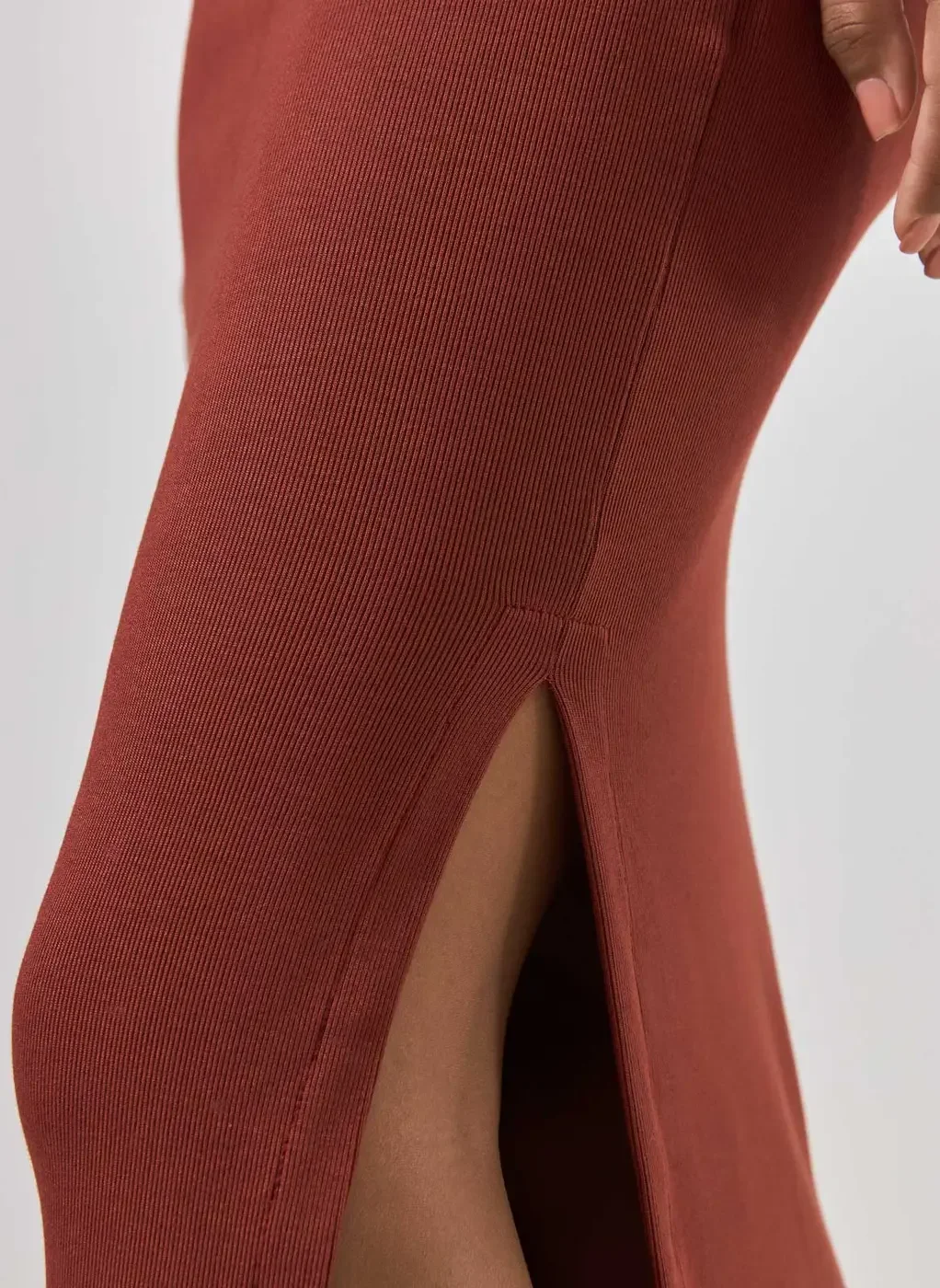 Saia Midi Em Malha Canelada Com Fenda