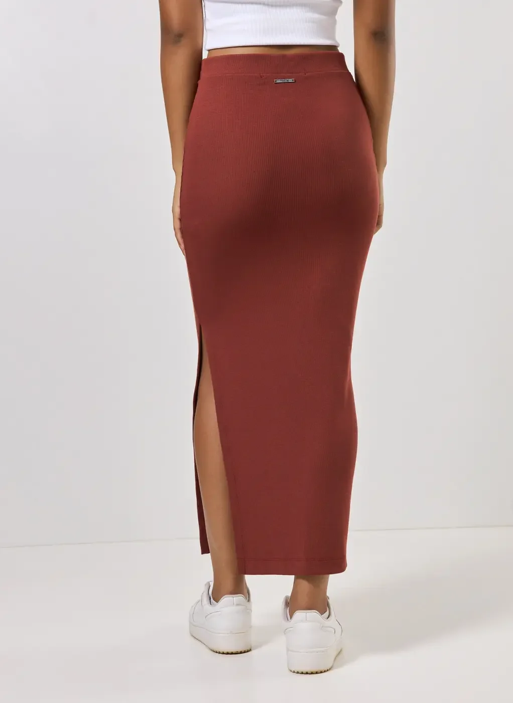 Saia Midi Em Malha Canelada Com Fenda