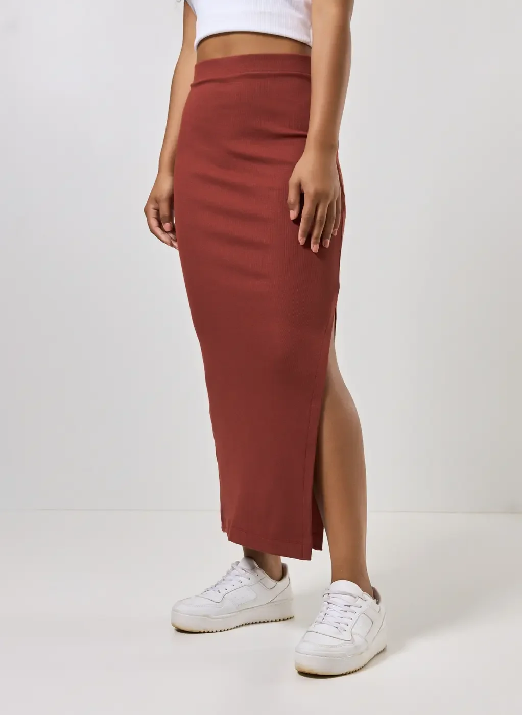 Saia Midi Em Malha Canelada Com Fenda
