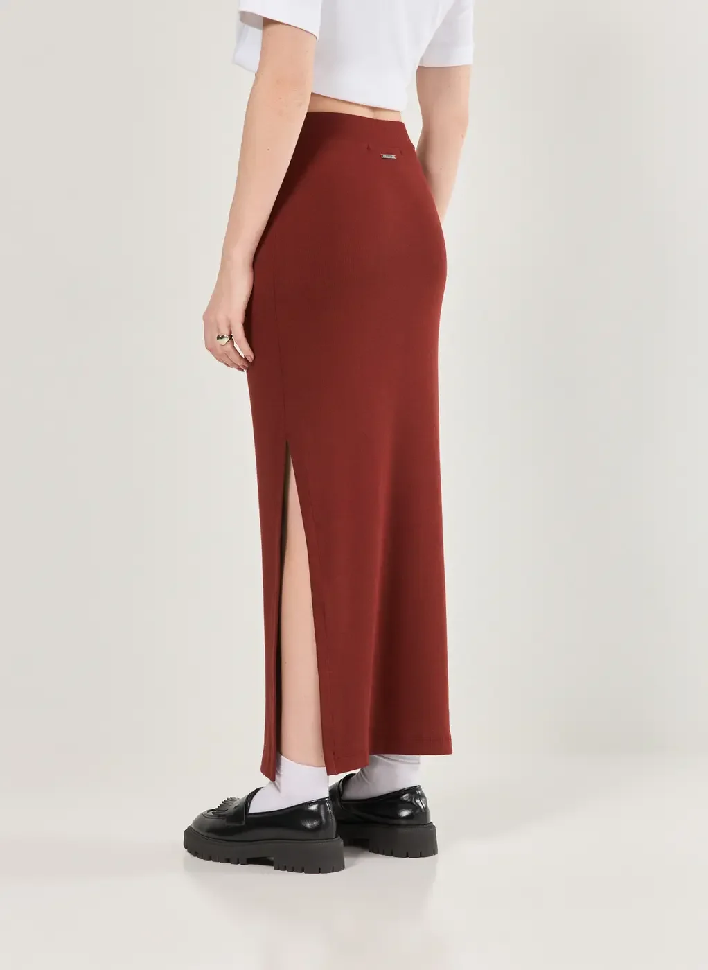 Saia Midi Em Malha Canelada Com Fenda