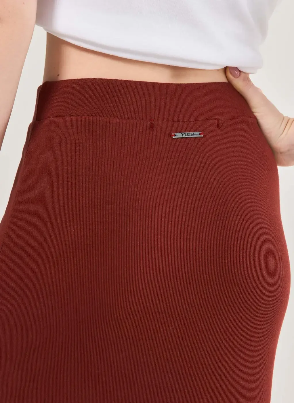 Saia Midi Em Malha Canelada Com Fenda