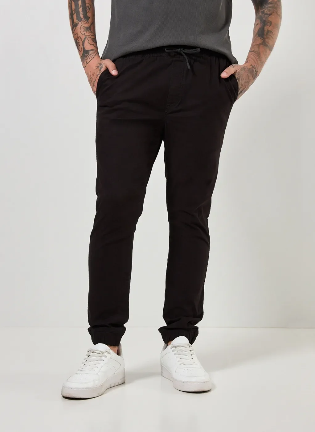 Calça Jogger Lisa Em Sarja Preta