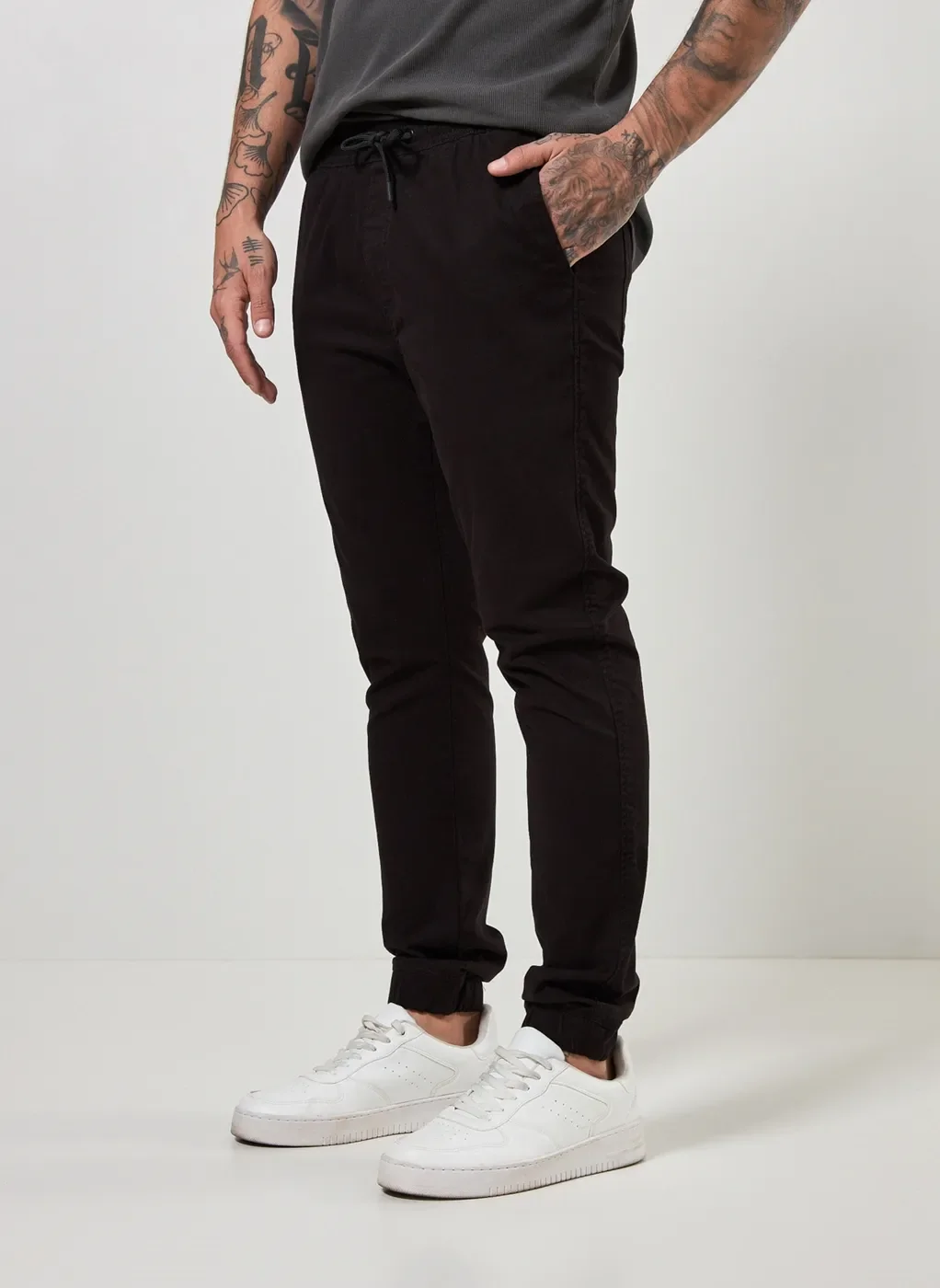 Calça Jogger Lisa Em Sarja Preta