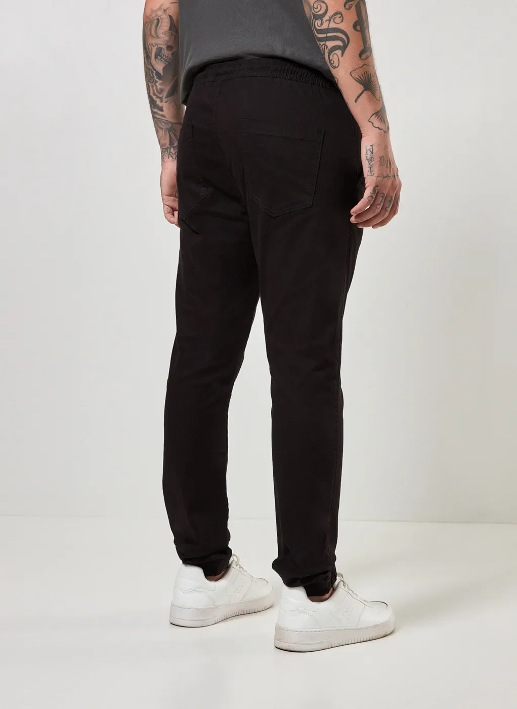 Calça Jogger Lisa Em Sarja Preta