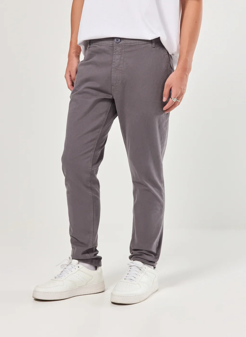 Calça Chino Slim Em Sarja Cinza Escuro