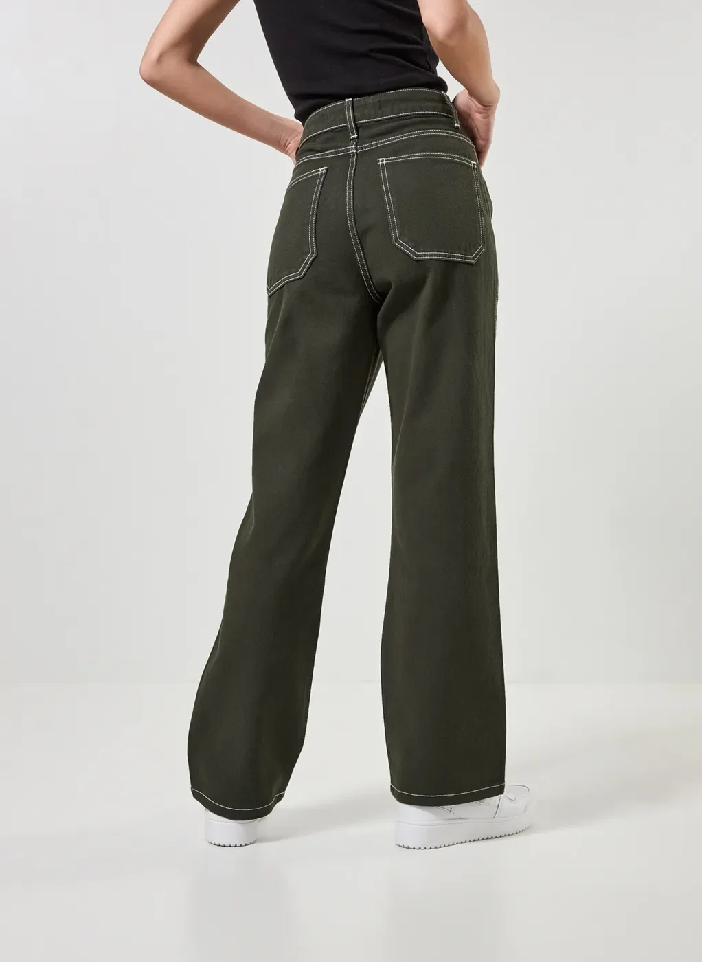 Calça Wide Leg Sarja Com Costuras Contrastantes