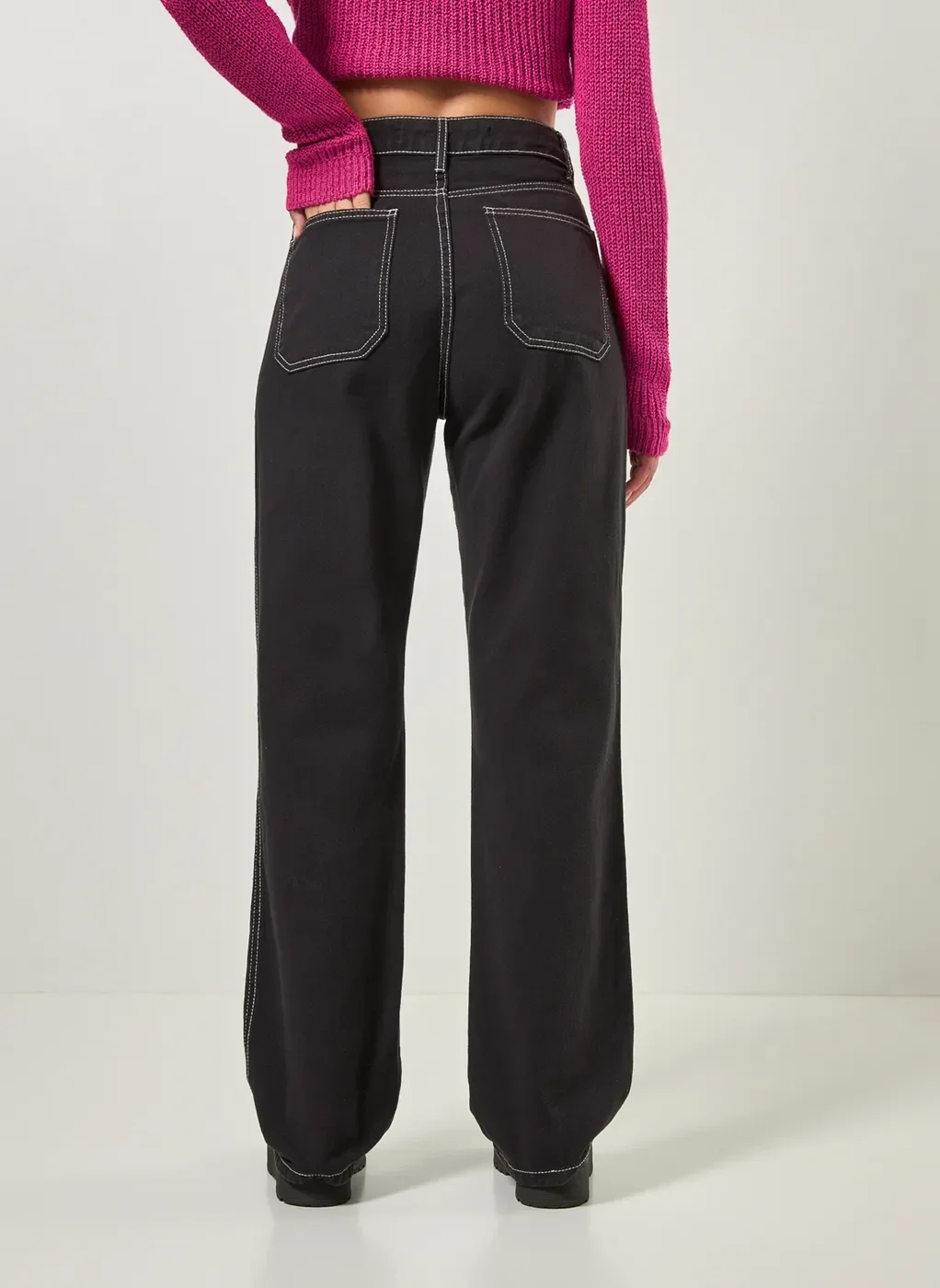 Calça Wide Leg Sarja Com Costuras Contrastantes