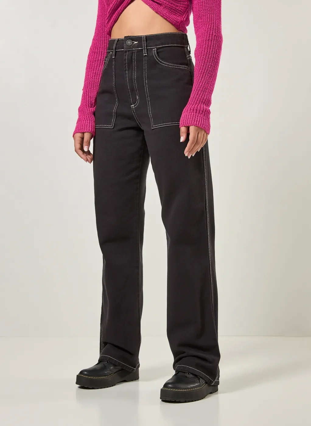 Calça Wide Leg Sarja Com Costuras Contrastantes