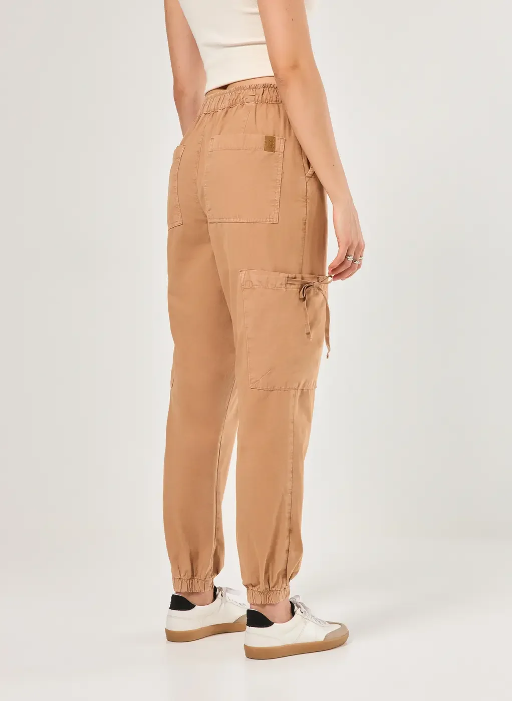 Calça Jogger Em Sarja Caqui Com Bolsos