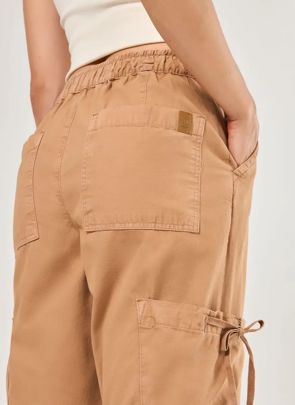 Calça Jogger Em Sarja Caqui Com Bolsos