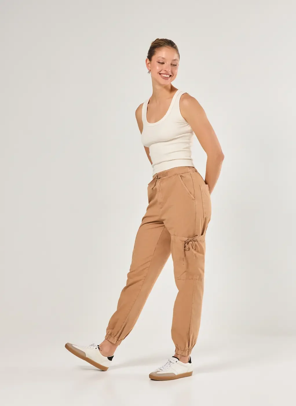 Calça Jogger Em Sarja Caqui Com Bolsos