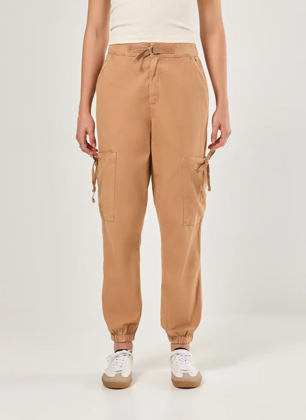 Calça Jogger Em Sarja Caqui Com Bolsos