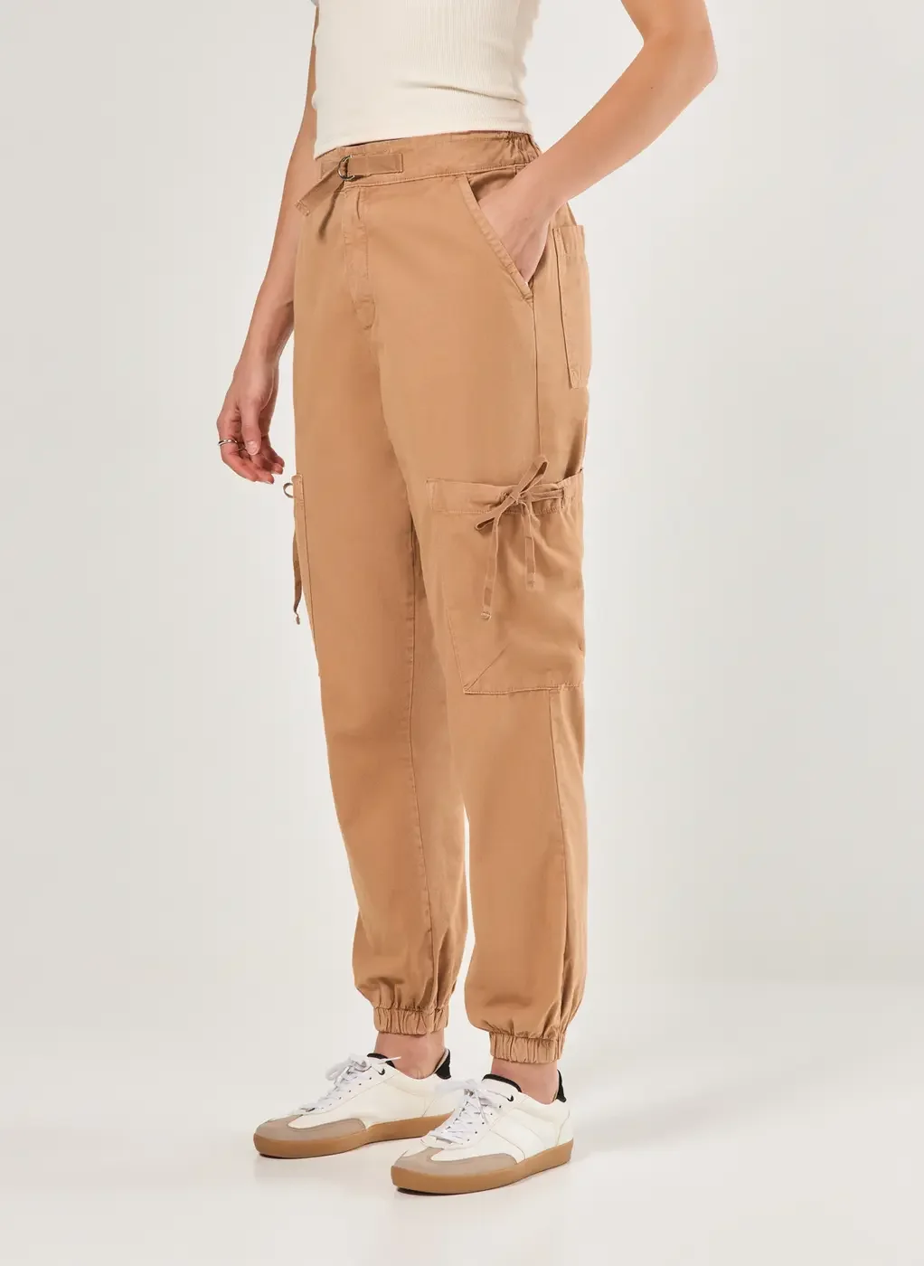 Calça Jogger Em Sarja Caqui Com Bolsos