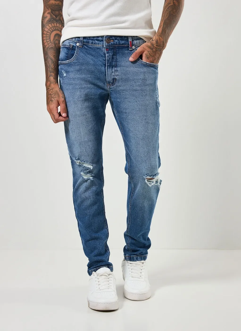 Calça Jeans Skinny Com Elastano E Rasgos