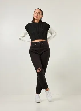 Calça Mom Em Sarja Preta Com Rasgos