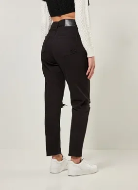 Calça Mom Em Sarja Preta Com Rasgos