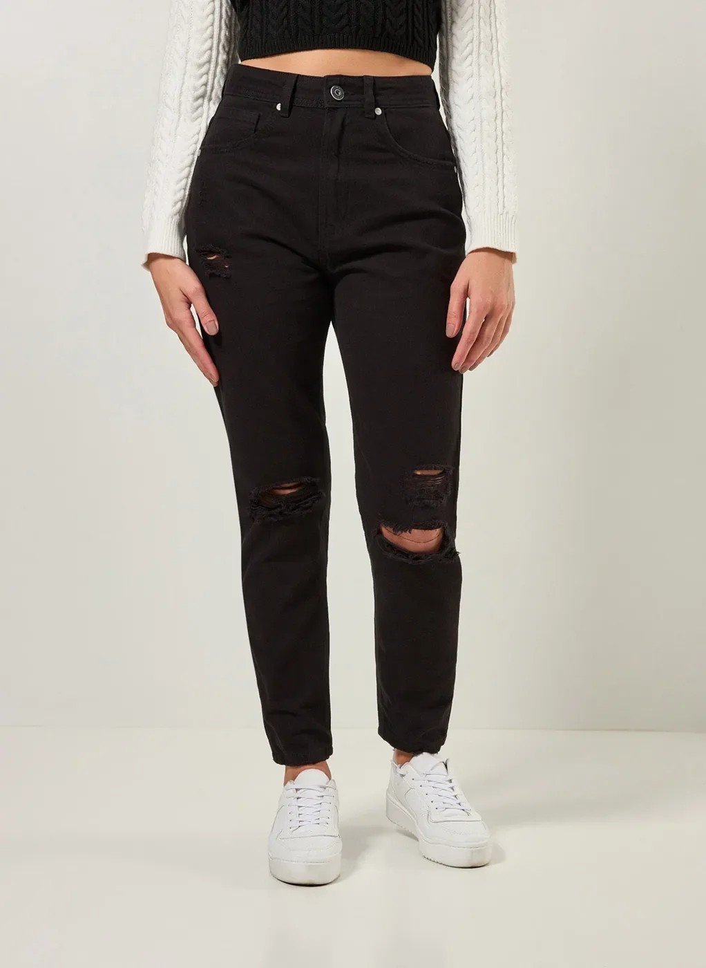 Calça Mom Em Sarja Preta Com Rasgos