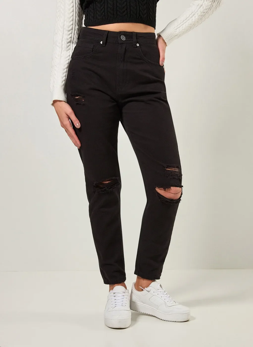 Calça Mom Em Sarja Preta Com Rasgos