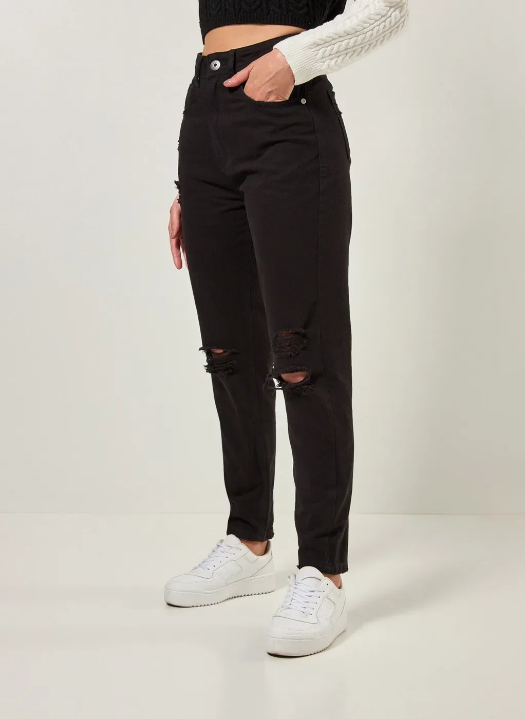 Calça Mom Em Sarja Preta Com Rasgos