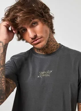 Camiseta Preta Estonada Frase Pequena