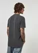 Camiseta Preta Estonada Frase Pequena