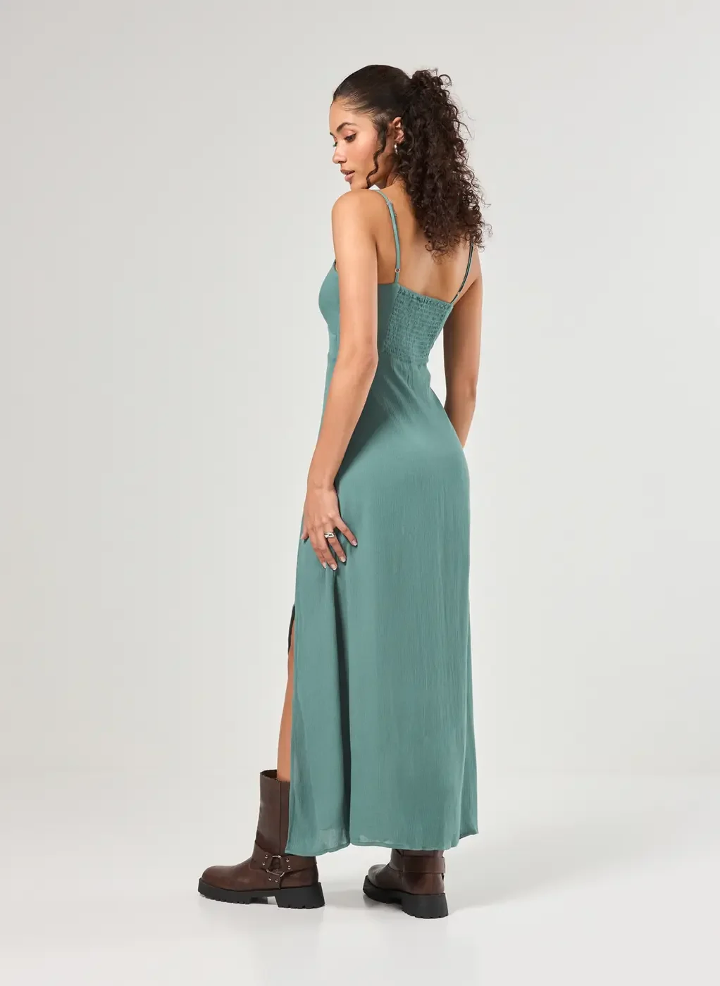 Vestido Midi Com Fenda E Alcinhas