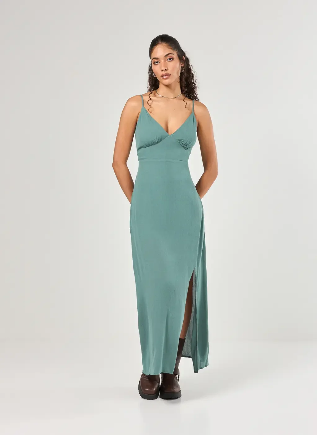 Vestido Midi Com Fenda E Alcinhas