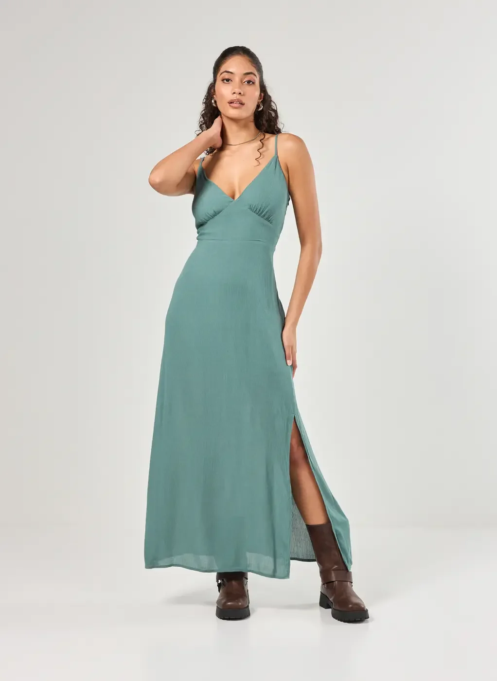 Vestido Midi Com Fenda E Alcinhas