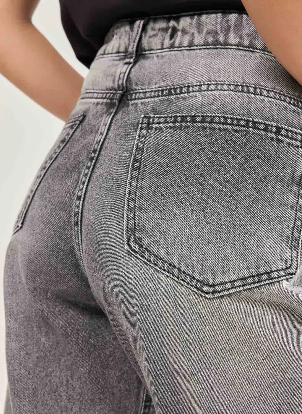 Calça Mom Em Jeans Cinza