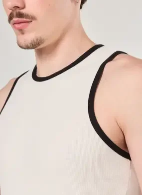 Regata Em Ribana Detalhes Contrastantes