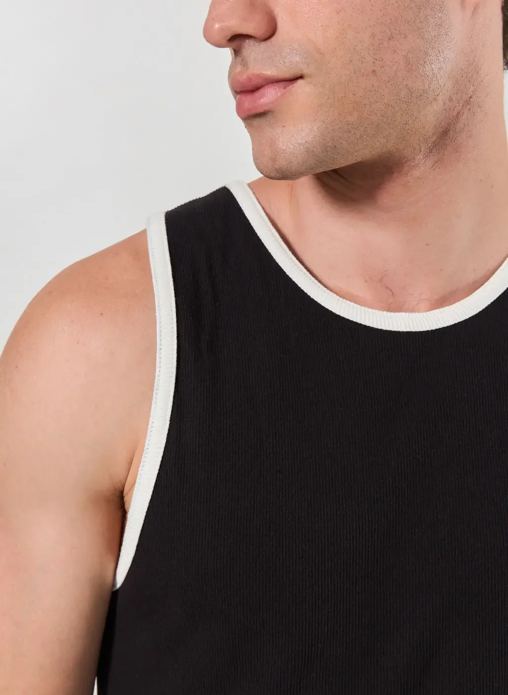 Regata Em Ribana Detalhes Contrastantes