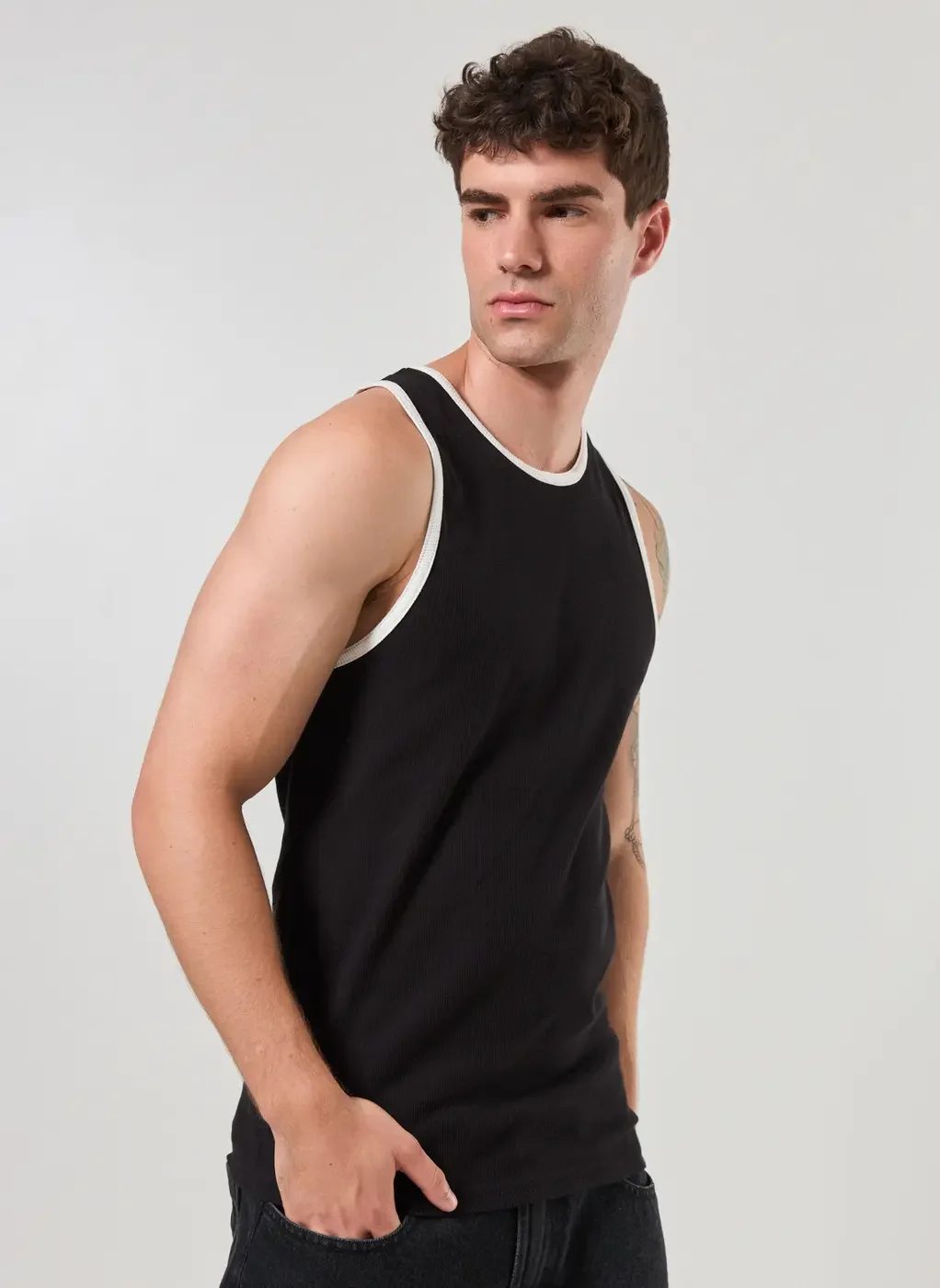 Regata Em Ribana Detalhes Contrastantes