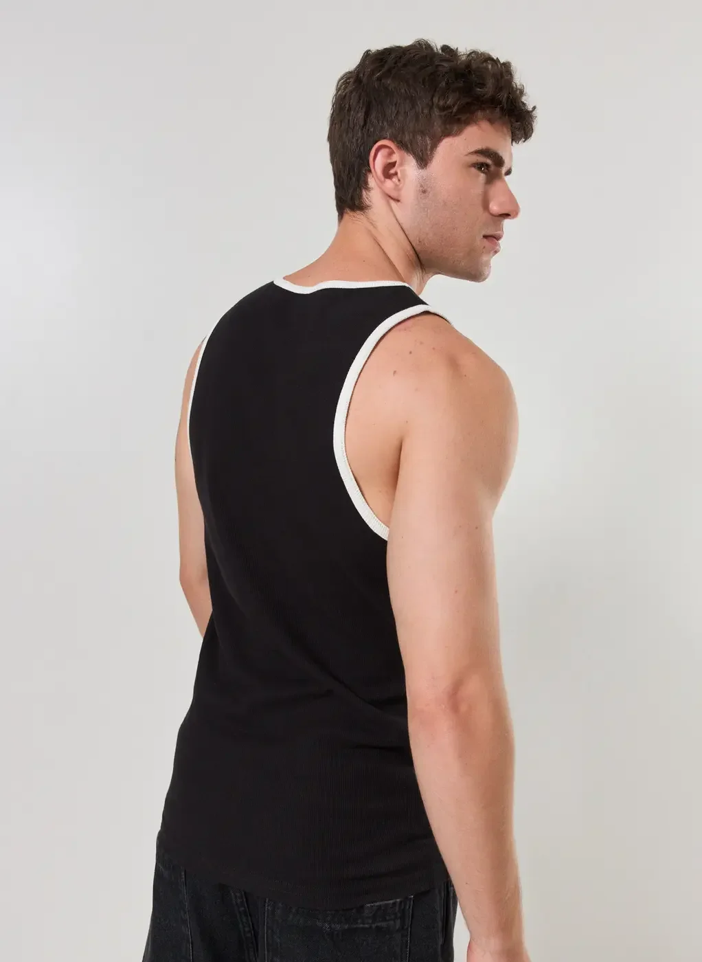 Regata Em Ribana Detalhes Contrastantes