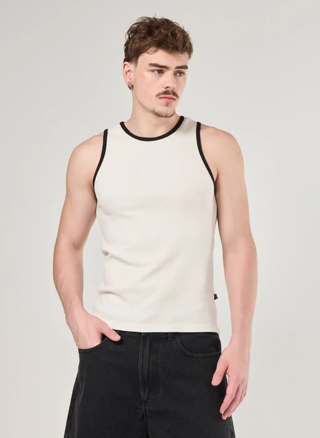 Regata Em Ribana Detalhes Contrastantes