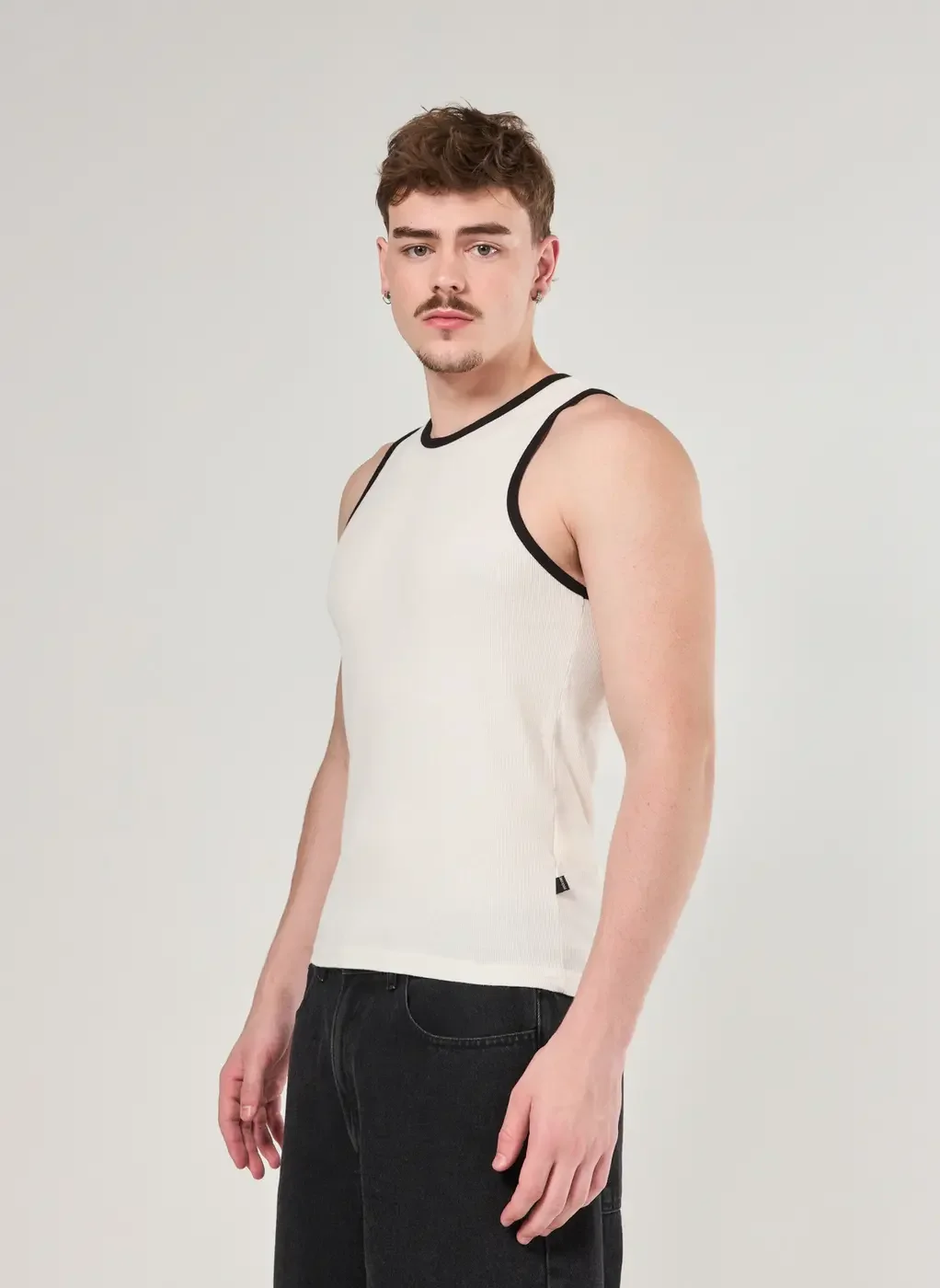 Regata Em Ribana Detalhes Contrastantes