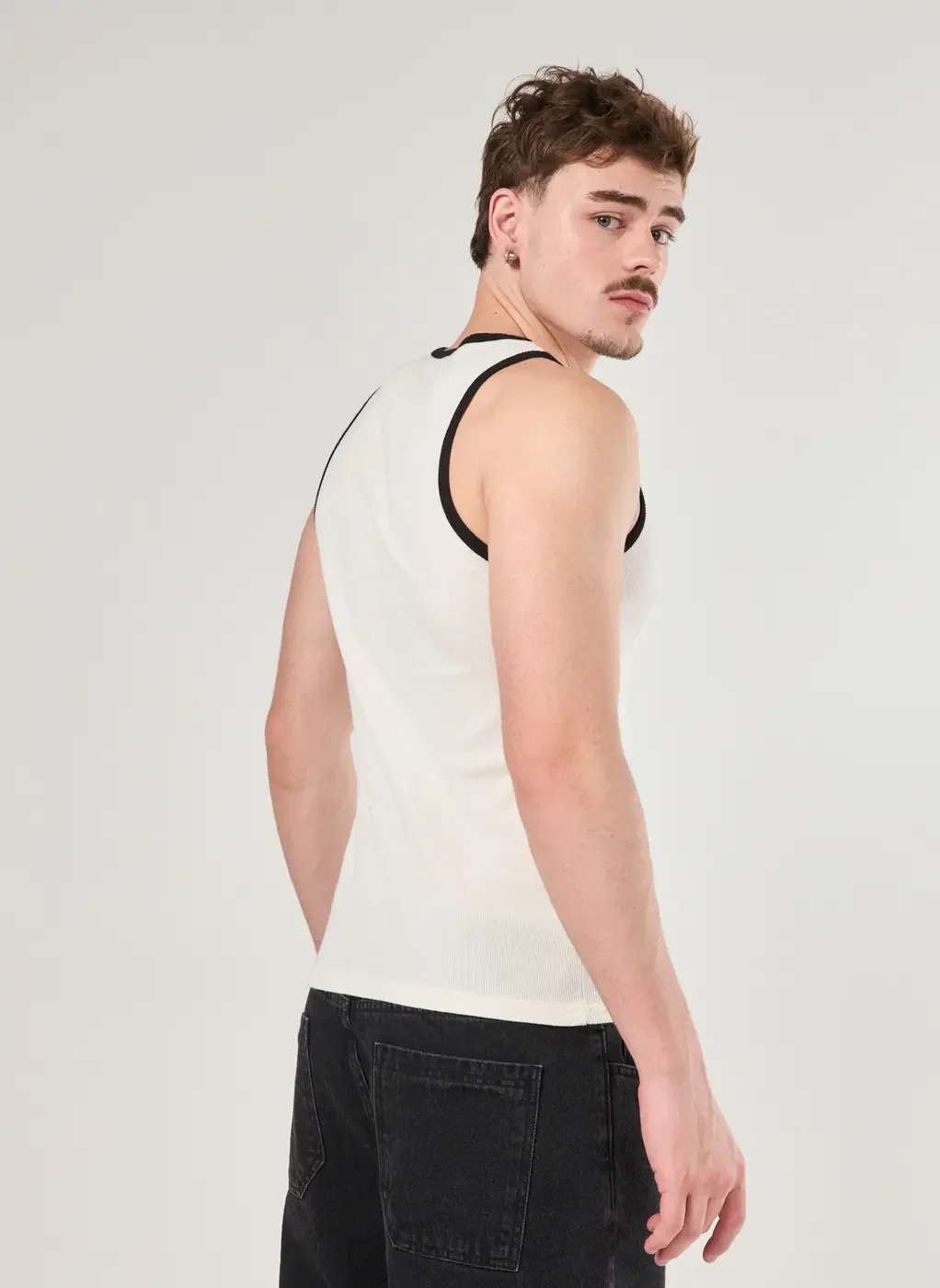 Regata Em Ribana Detalhes Contrastantes