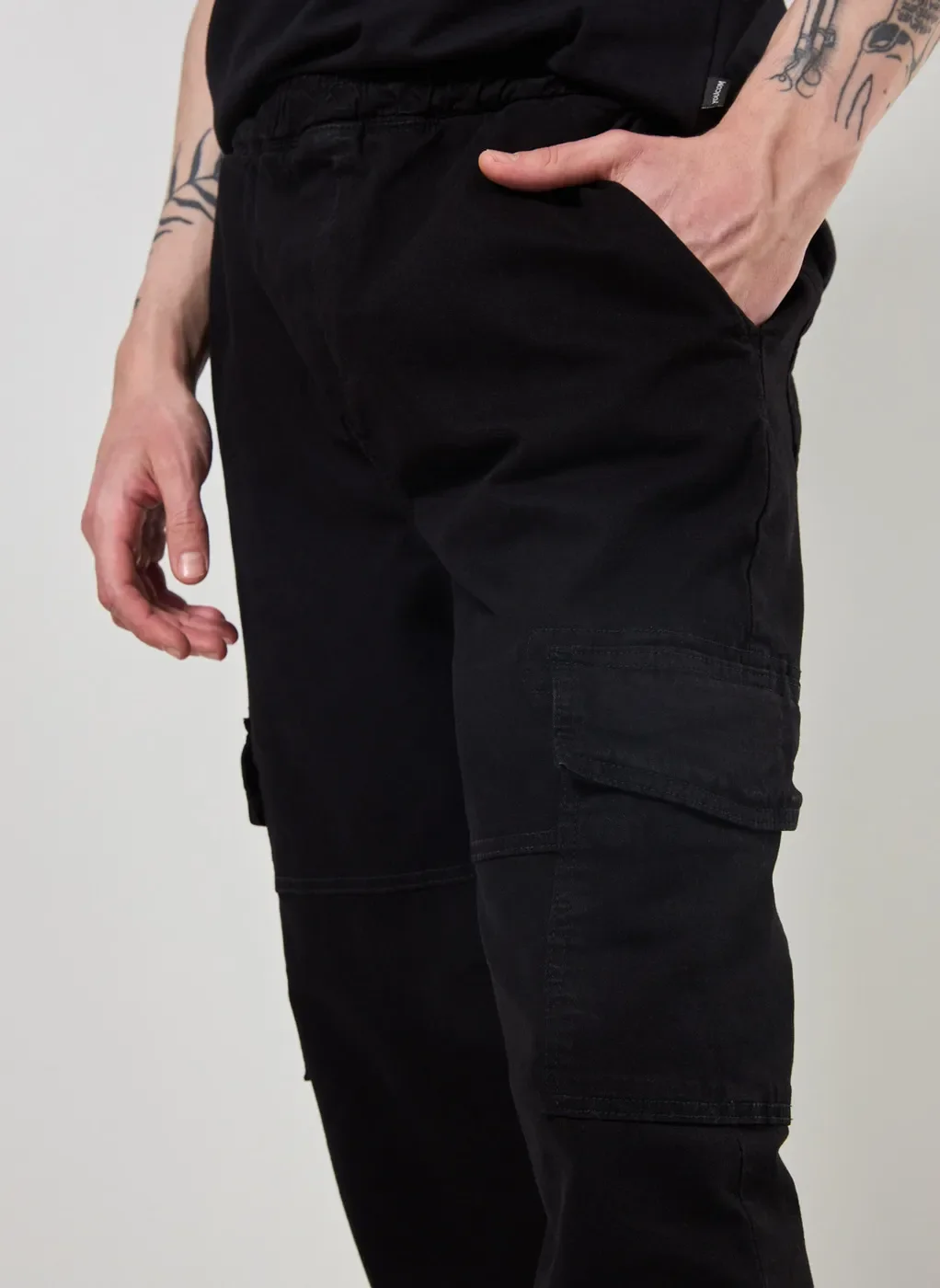 Calça Cargo Reta Em Sarja Preta