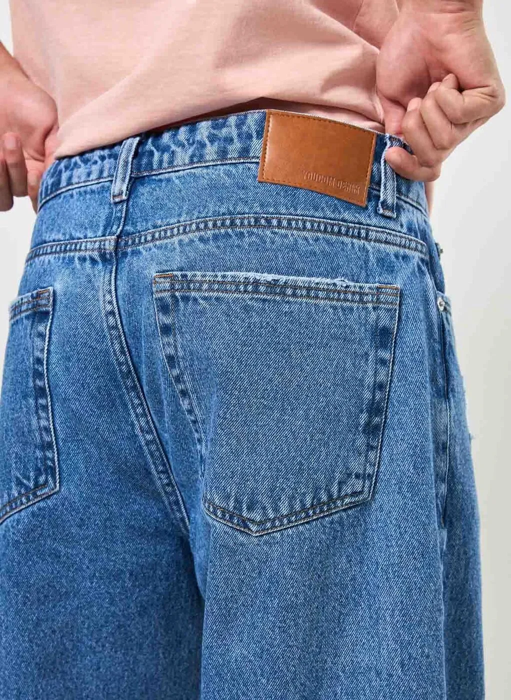 Calça Jeans Reta Com Rasgos