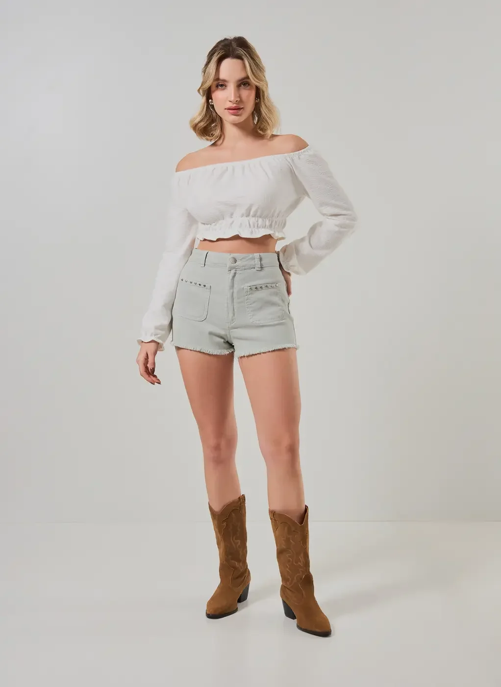 Short Em Sarja Verde Seco Tachas