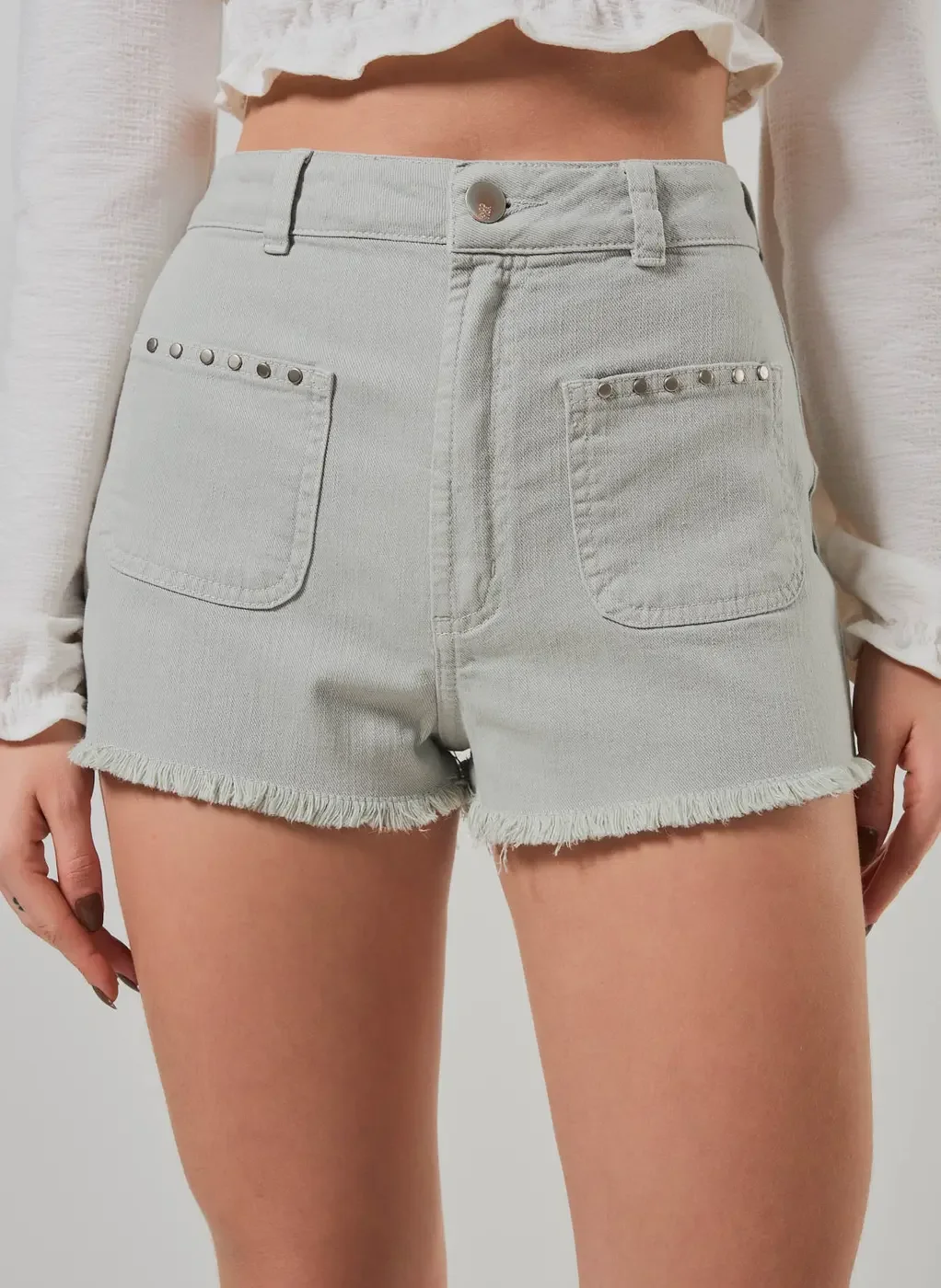 Short Em Sarja Verde Seco Tachas