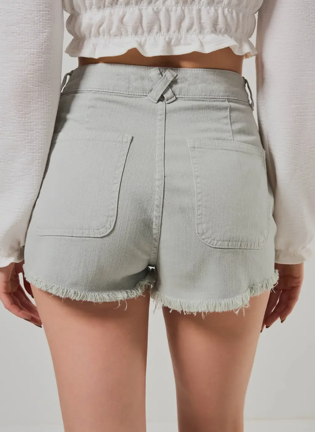 Short Em Sarja Verde Seco Tachas