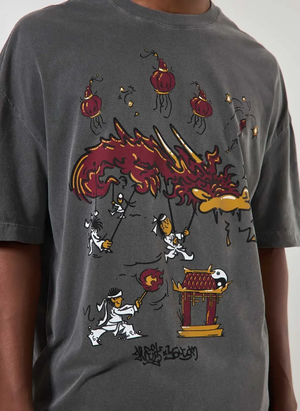 Camiseta Oversized Preta Estonada Estampa Asiática