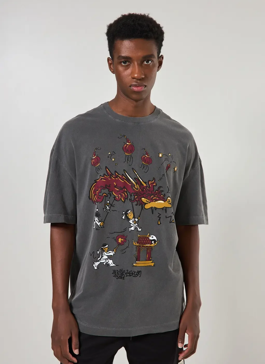 Camiseta Oversized Preta Estonada Estampa Asiática