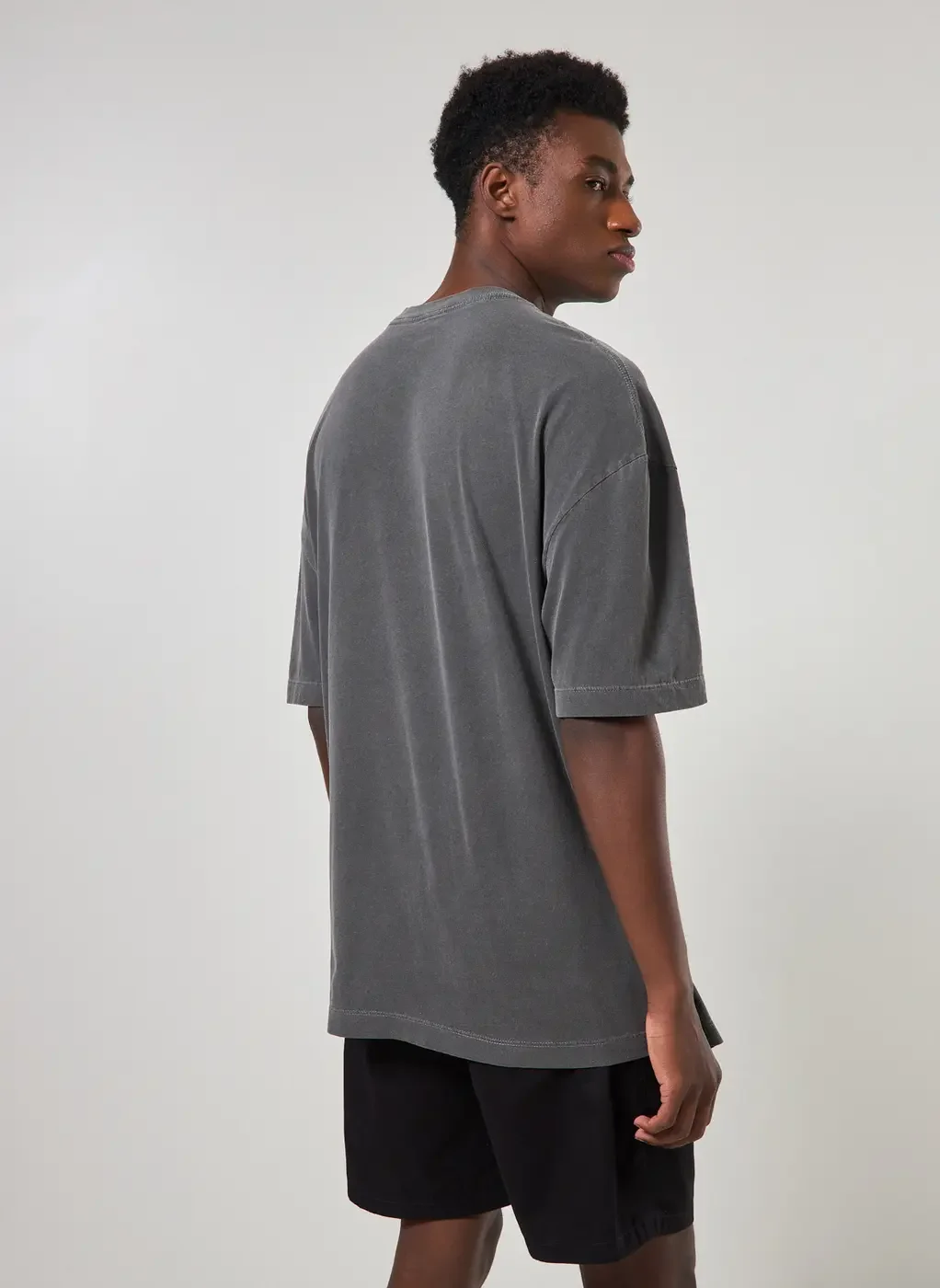 Camiseta Oversized Preta Estonada Estampa Asiática