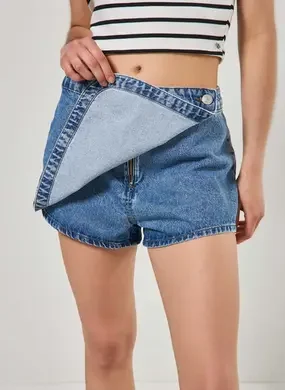 Short Saia Jeans Botão Deslocado