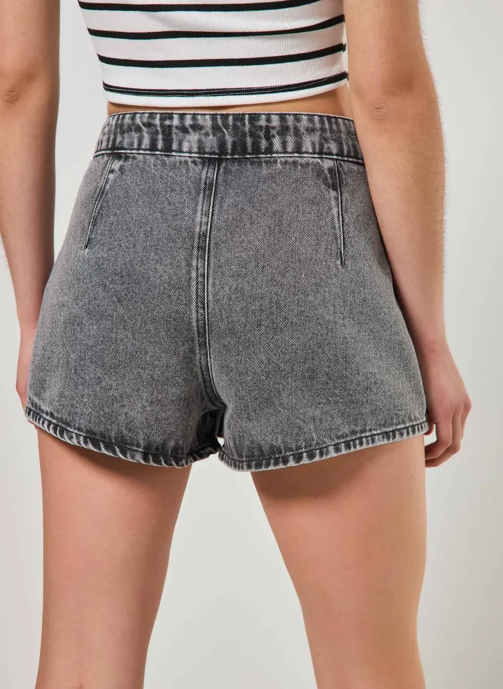 Short Saia Jeans Botão Deslocado