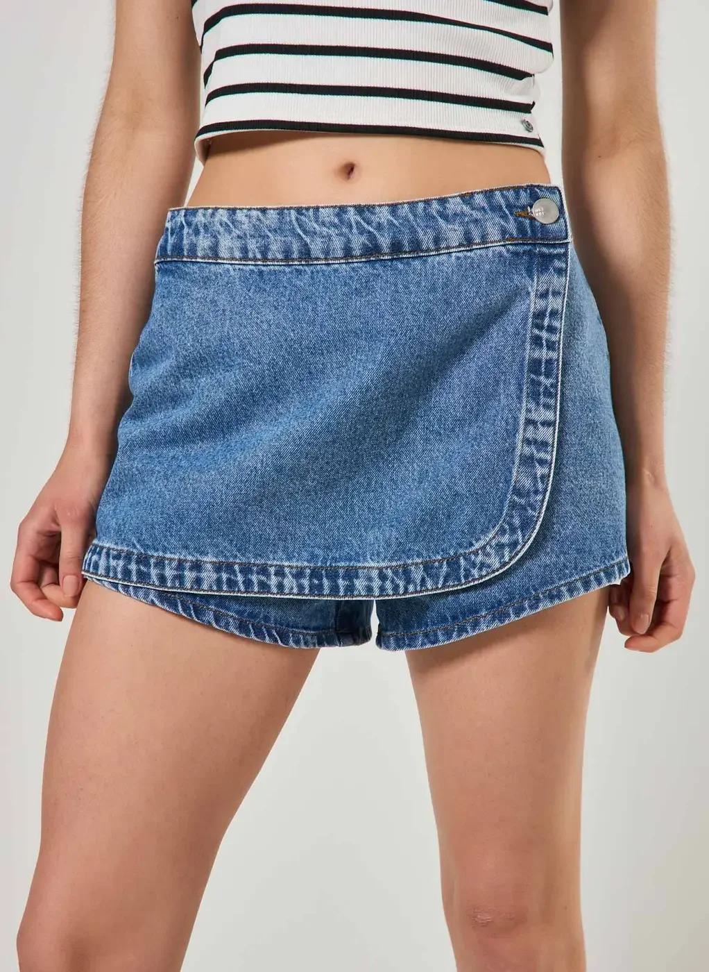 Short Saia Jeans Botão Deslocado