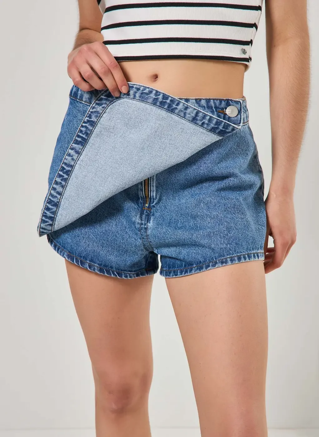 Short Saia Jeans Botão Deslocado
