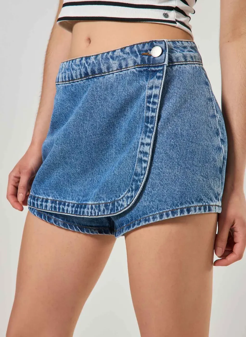 Short Saia Jeans Botão Deslocado